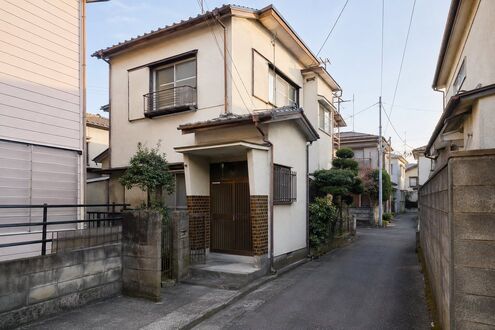 細い住宅街の通路に面した空き家のイメージ（実際の物件ではありません）
